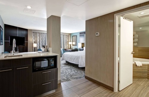 Calgary Hotel | Hampton Inn & Suites by Hilton Calgary-Airport