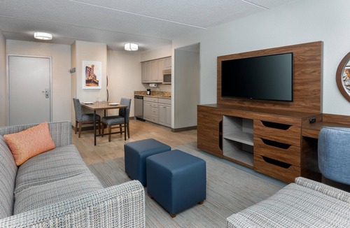 Charlottesville Hotel | Hampton Inn & Suites Charlottesville-At the University