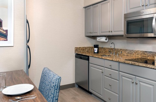 Charlottesville Hotel | Hampton Inn & Suites Charlottesville-At the University