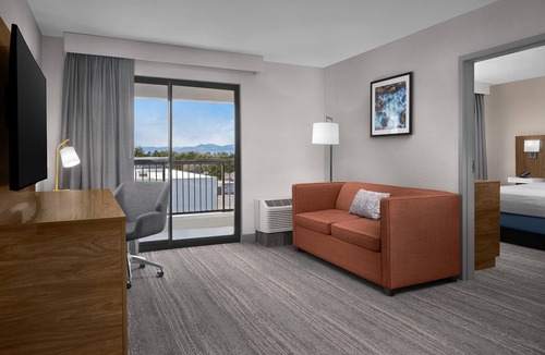 Glendale Hotel | Hampton Inn & Suites Denver - Cherry Creek