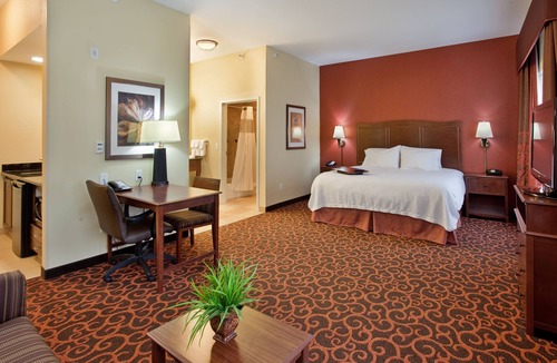 Dickinson Hotel | Hampton Inn & Suites Dickinson