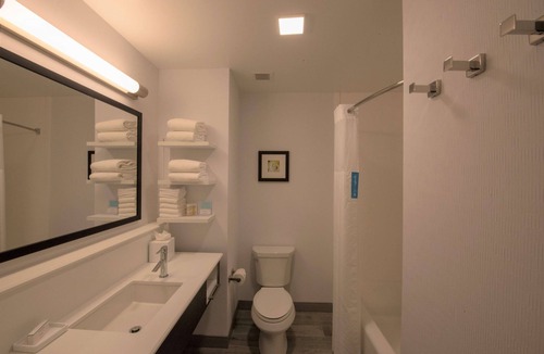 Airport Area Hotel | Hampton Inn & Suites Irvine-Orange County Airport