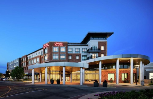 Mount Prospect Hotel | Hampton Inn & Suites Mt. Prospect