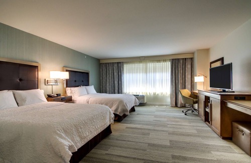West Allis Hotel | Hampton Inn & Suites Milwaukee West