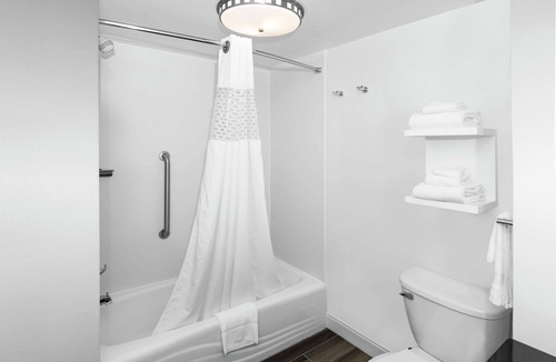 Southwest Raleigh Hotel | Hampton Inn & Suites Raleigh Cary Lenovo Center