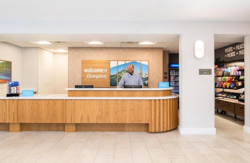 Redding Hotel | Hampton Inn & Suites Redding