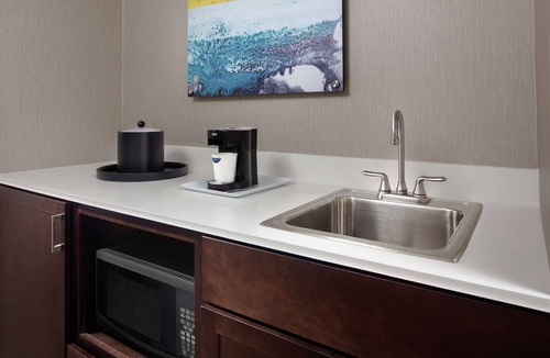 Teaneck Hotel | Hampton Inn & Suites Teaneck Glenpointe
