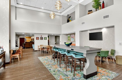 Lake Hallie Hotel | Hampton Inn & Suites Chippewa Falls