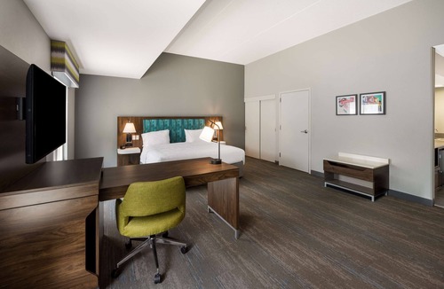 Fredericksburg Hotel | Hampton Inn & Suites Fredericksburg-at Celebrate Virginia