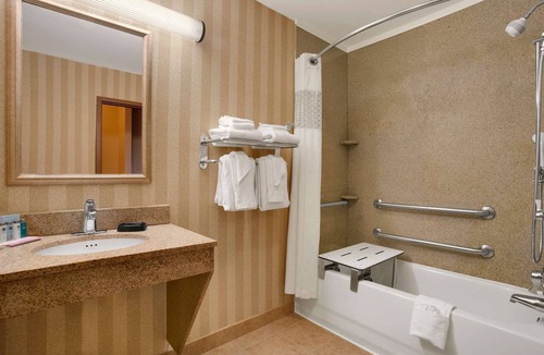 Sterling Heights Hotel | Hampton Inn & Suites Detroit/Sterling Heights