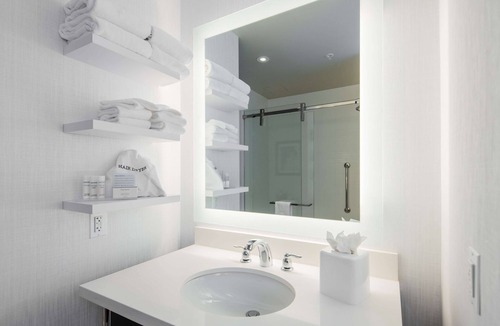 Navy Yard Hotel | Hampton Inn & Suites Washington DC-Navy Yard