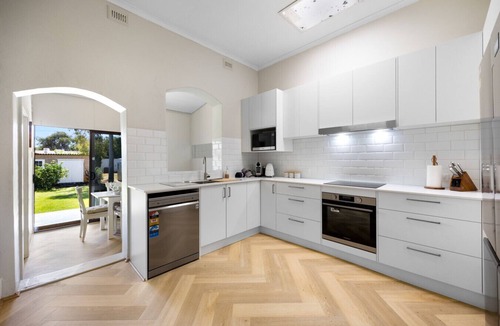 Semaphore South House | Hamptons Bungalow - Walk to Semaphore South Beach