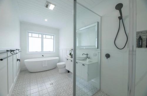 Dubbo House | Hamptons Cottage - Refined Living, Light-Filled