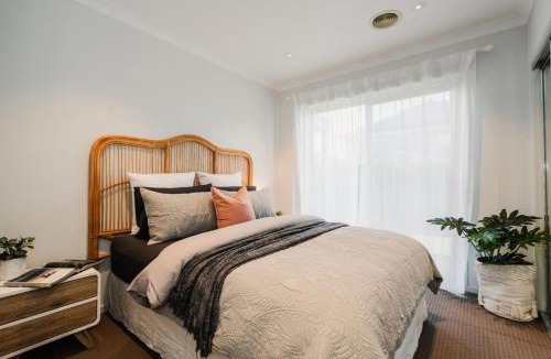Armstrong Creek House | Hamptons Haven Luxe 4 bedroom, 2 bathroom, WIFI, Great for wedding stays Managed by Host On The Coast