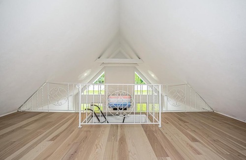 Hampton Bays Ski Chalet | Hamptons retreat w/ hot tub + loft only minutes to the beach