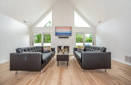 Hampton Bays Ski Chalet | Hamptons retreat w/ hot tub + loft only minutes to the beach