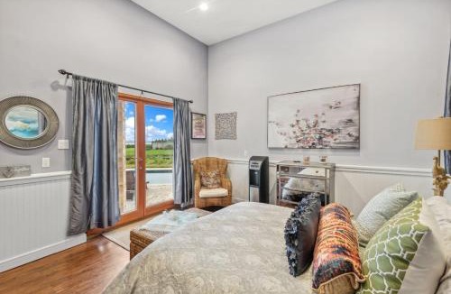 Remsenburg Apartment | Hamptons Romantic Waterfront Queen Suite