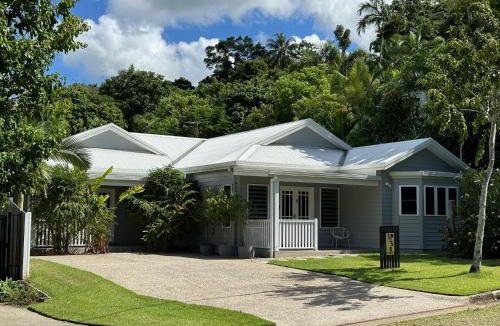 Edge Hill House | Hamptons Spa Villa - Edge Hill Cairns sleeps 9 Pet Friendly