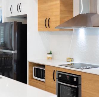 Edge Hill House | Hamptons Spa Villa - Edge Hill Cairns sleeps 9 Pet Friendly