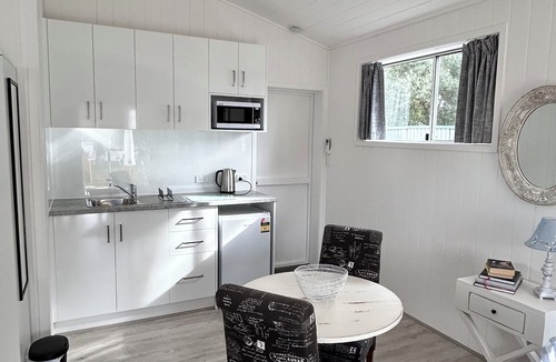 Strathalbyn Apartment | Hamptons style, studio retreat with light continental breakfast included