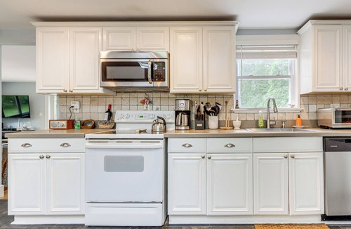 Hampton Bays Cottage | Hamptons Vacation Rental w/Saltwater Pool