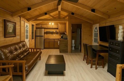 Ashley Oaks Cabin | Hana Cabin at Windrock Ridge: Sleeps 5, Pet Friendly, Trail Access