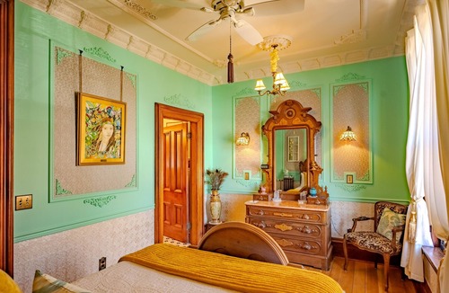 Hancock Bed & Breakfast | Hancock Historic Bed & Breakfast with Personal Chef Made-to-Order Full Breakfast