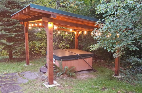 Randle Cabin | Hand-Scribed Log Home Pet-friendly, Hot Tub, AC, WIFI, Seasonal River Access