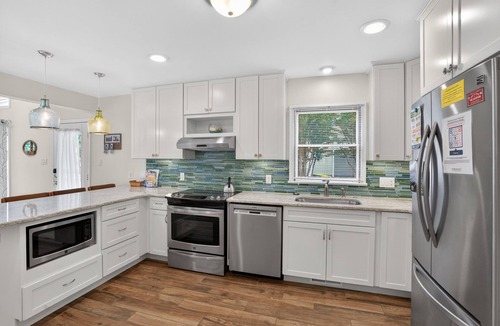 The Pines House | Handicap Accessible! Downtown Rehoboth Beach Sleeps 8 w/Parking Porch