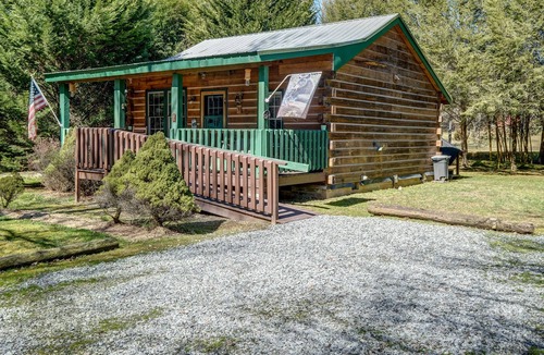 Murphy Cabin | Handicap Accessible Log cabin 20ft off Cobb Creek - Historic Cobb Estate Cir1861