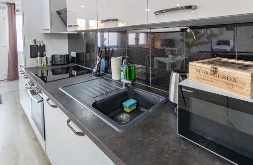 Wolfsburg Apartment | HANNIBAL - Design-Apartment Rose 7, Parkplatz, Küche, HighSpeed-WLAN