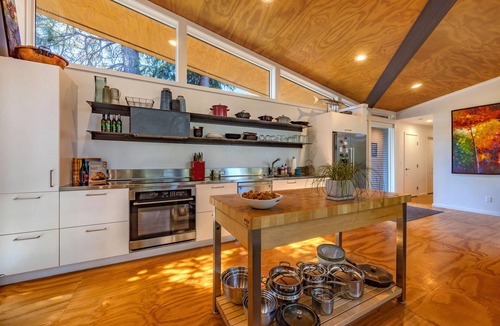 Mosier House | Happenstance Vineyards - Experience Luxury at Happenstance Vineyards in Mosier, 2 King Rooms