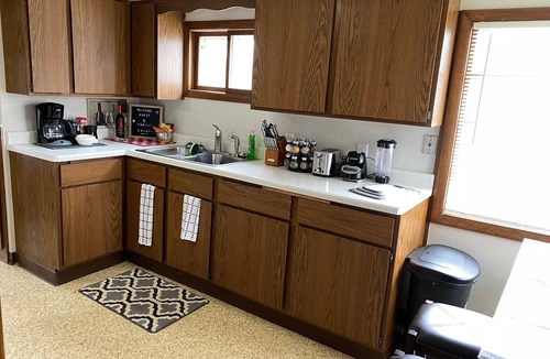 Racine House | Happy Days! Pro Cleaned, Self Check In - Sleeps 4
