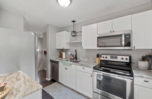 Kenton House | Happy Haven Near Cincinnati & the Ark Fenced Yard