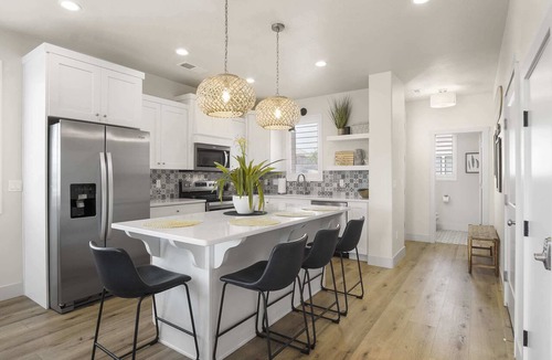 Washington Fields Condo | Happy Hawaiian Themed Condo!