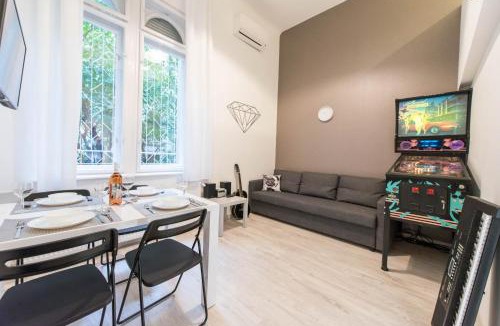 Nepszinhaz negyed Apartment | happy home JOY