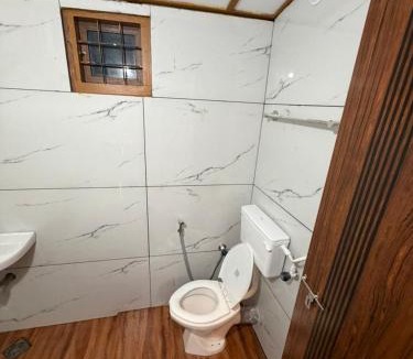 Devikolam Hotel | Happy Stays