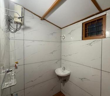 Devikolam Hotel | Happy Stays