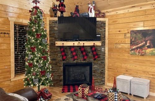 White Oak Lodge House | Happy Vibes Cabin - The Name Says It All!