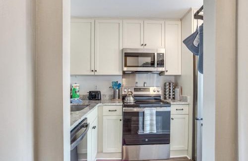 Oceanmarsh Subdivision House | Harbor Island Condo w/Pool Access: Walk to Beach!