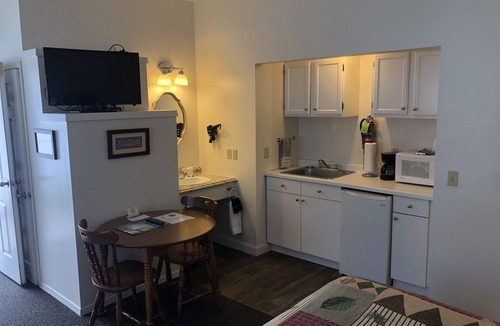 Bayfield Hotel | Harbor's Edge Motel