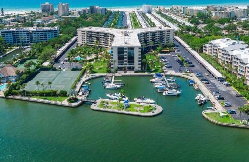 Siesta Key House | Harbor Towers 3rd Fl 1 Bedroom Pool View