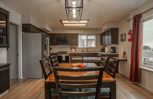 Crescent City Apartment | Harbor View Flat (Apt 3)