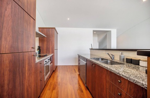 Auckland Central Business District Apartment | Harborfront Penthouse | Free Parking | Chill Vibes