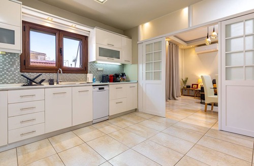 Chania Old City Apartment | Harbour - 90sqm Spacious 2-Balcony Apt in Chania Old Town Parking Available 950m