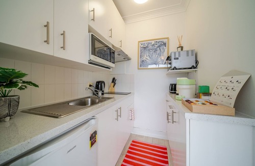 Kirribilli Apartment | Harbour Bridge Views & Luxury Living – Pool, Gym & Parking