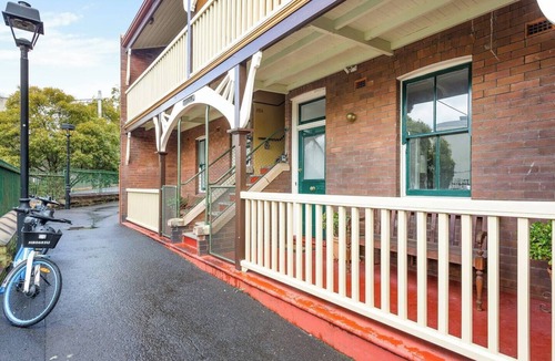 Millers Point Apartment | Harbourfront meets Heritage Chic near Barangaroo