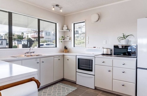 Raglan House | Harbourside Cove Views, Cosy + Peaceful