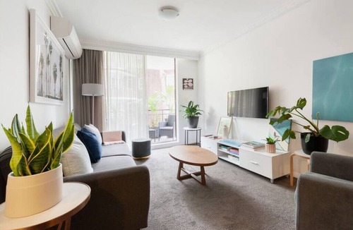 Elizabeth Bay Apartment | Harbourside Style, 2 Bed, A/C, Pool -Elizabeth Bay