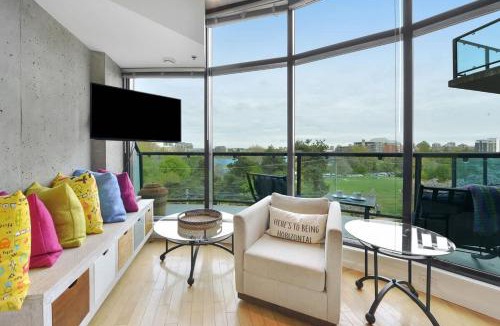 James Bay House | Harbourview Executive Condo by EMR Vacation Rentals